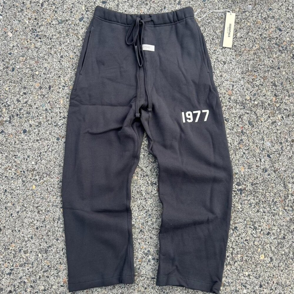 Fear Of God Essentials 1977 Iron Relaxed Sweatpants SS22 Size Medium Brand New